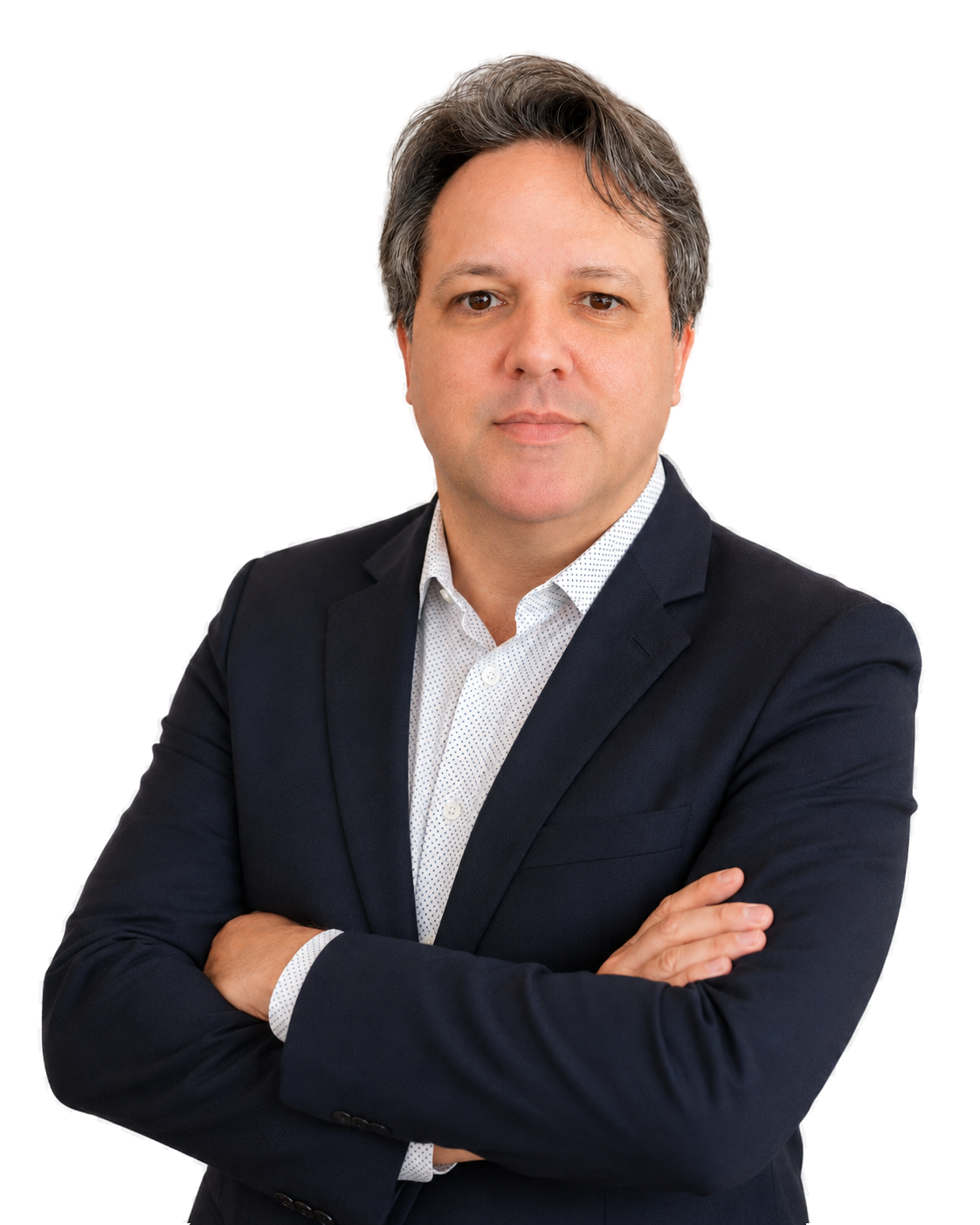 Francisco Valim, de braços cruzados, usando traje profissional